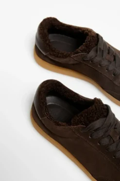 Zamszowe czekoladowe sneakersy z futerkiem