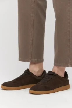 Zamszowe czekoladowe sneakersy z futerkiem