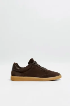 Zamszowe czekoladowe sneakersy z futerkiem