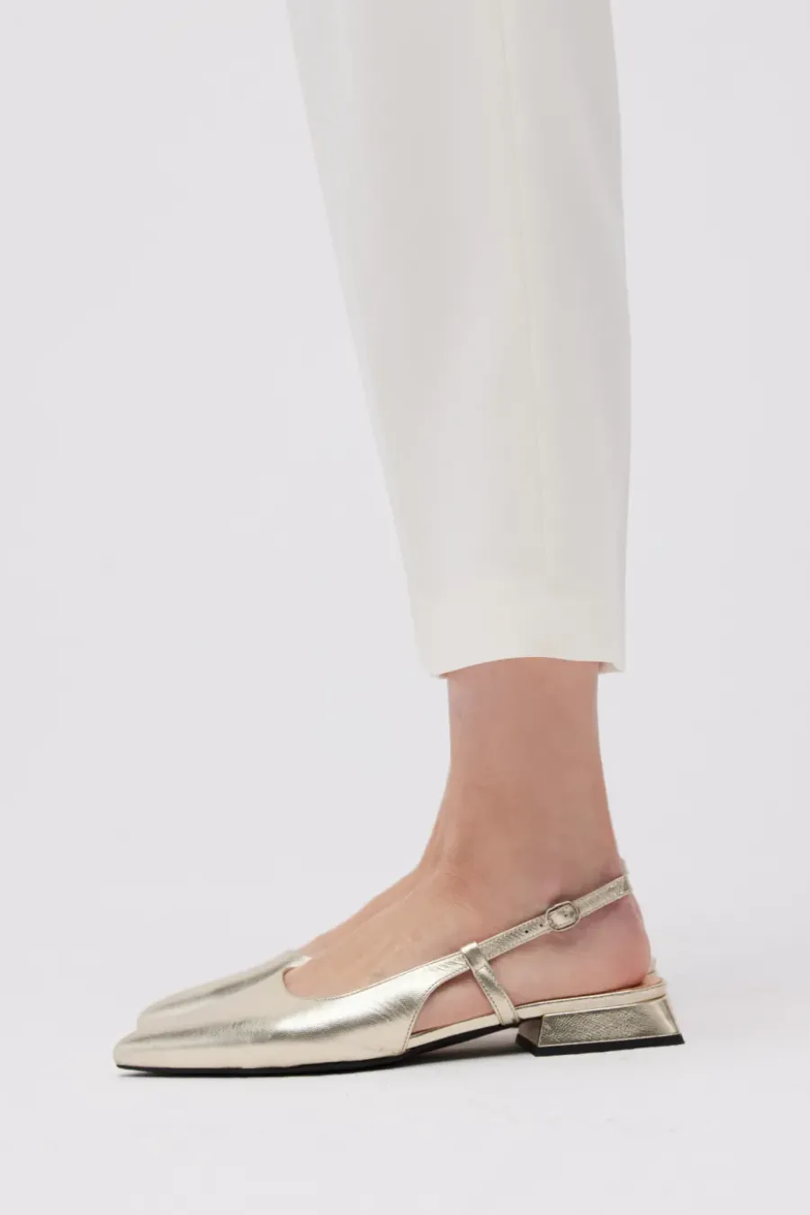 Złote buty slingback