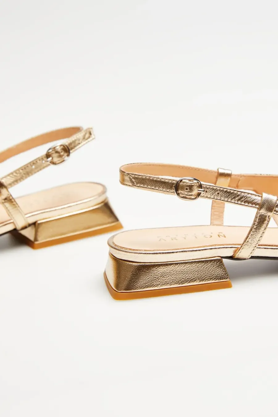 Złote buty slingback